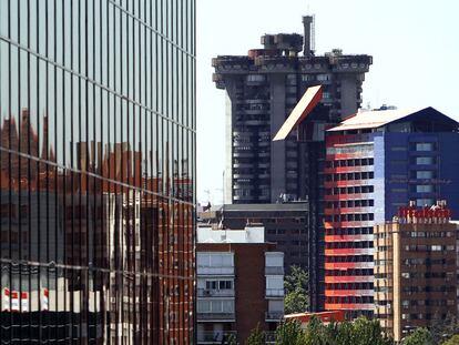 Vista de la madrileña avenida de América, con Torres Blancas al fondo y el hotel Puerta de América a su izquierda.