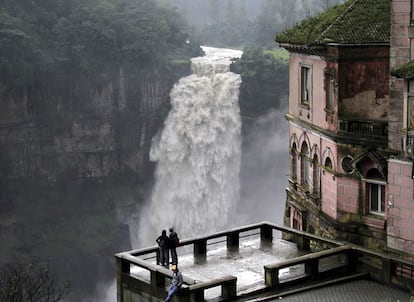 Una pareja mira el salto del Tequendama, una cascada de 132 metros de altura sobre el río Bogotá. Aagua de Bogotá y la empresa de alcantarillado tuvieron que abrir las compuertas de la Planta de Alicachin hace unos días en la parte sur de la ciudad para evacuar agua del río para evitar inundaciones.