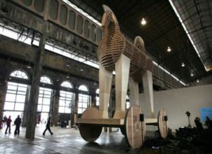 Una exposición de la Bienal en la nave siderúrgica de Sagunto.