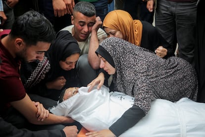 Unos familiares lloran ante el cuerpo de un palestino muerto en un ataque israelí, durante un funeral en Rafah, en el sur de Gaza, este lunes 29 de abril.