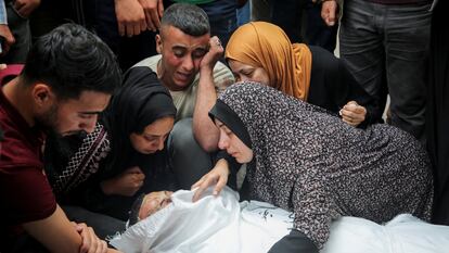 Unos familiares lloran ante el cuerpo de un palestino muerto en un ataque israelí, durante un funeral en Rafah, en el sur de Gaza, este lunes 29 de abril.