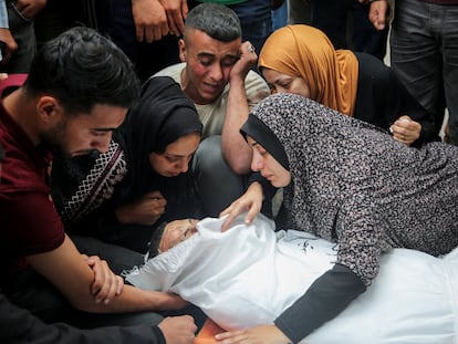 Unos familiares lloran ante el cuerpo de un palestino muerto en un ataque israelí, durante un funeral en Rafah, en el sur de Gaza, este lunes 29 de abril.