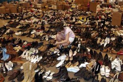 Una voluntaria clasifica los zapatos en el Astrodome de Houston para repartir entre los evacuados.