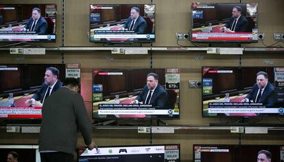 Junqueras declarando ante el Supremo, en las pantallas de un comercio.