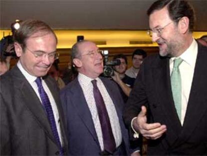 Rato y Rajoy charlan con García Escudero durante el acto del PP.