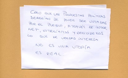 Creo que las propuestas políticas deberían de poder ser votadas por el pueblo, a través de Internet votaríamos y decidiríamos lo que de verdad interesa. No es utopía, es real.