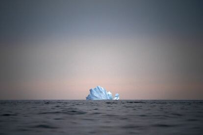 Un gran iceberg flota mientras el sol se pone cerca de Kulusuk (Groenlandia). La isla más grande del mundo, enclavada entre los océanos Atlántico y Ártico, con la mayoría de su territorio cubierto de hielo y con 56.000 habitantes, es rica en recursos naturales y posee un importante valor estratégico para Estados Unidos.