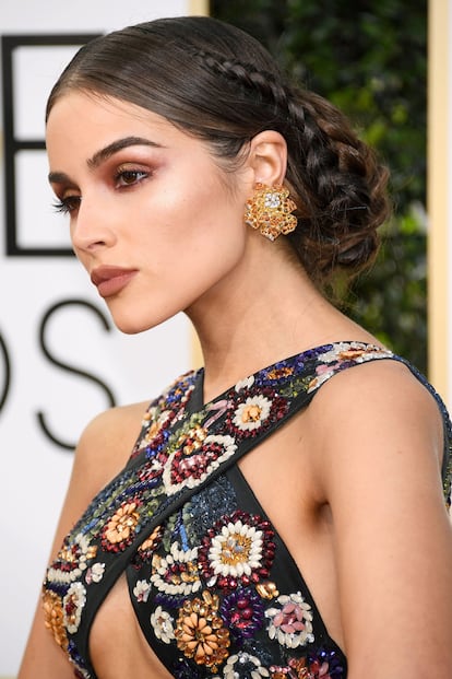 Detalle del maquillaje y peinado de Olivia Culpo.