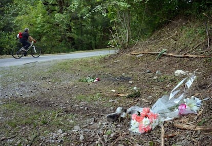 Un ciclista pasa junto al lugar del asesinato en Chevaline.