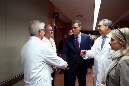 Pedro Sánchez saluda a varios médicos durante su visita a los policías heridos en el Hospital Sagrat Cor de Barcelona.