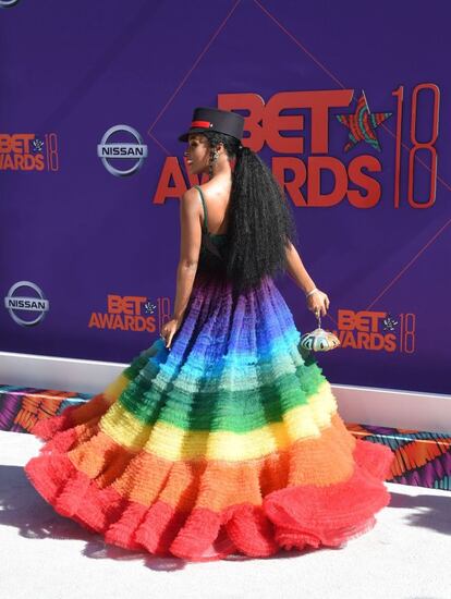 Janelle Monae, la cantante, posa en la alfombra roja.