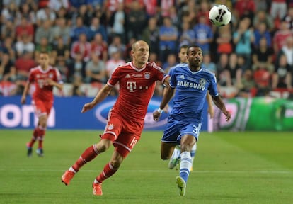 Ashley Cole, a la derecha, y Robben pelean por la pelota en una de sus múltiples duelos en velocidad