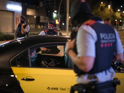 Control de los Mossos d´Esquadra en Barcelona, este lunes tras el toque de queda.