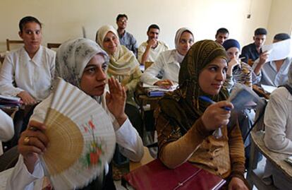 Muchachos y muchachas iraquíes, durante una clase en la Facultad de Lenguas de la Universidad Nacional de Bagdad.