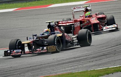 El francés Jean-Eric Vergne, de Toro Rosso, y el brasileño Felipe Massa (Ferrari), en el circuito de Sepang