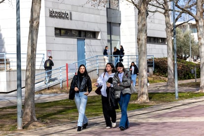 Estudiantes pasean por el campus de Fuenlabrada de la Universidad Rey Juan Carlos el 10 de febrero.