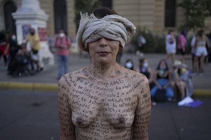 Una manifestante muestra su torso desnudo, en el que se leen mensajes sobre la legislacin a favor de las mujeres, en la protesta desarrollada el martes en Santiago de Chile.