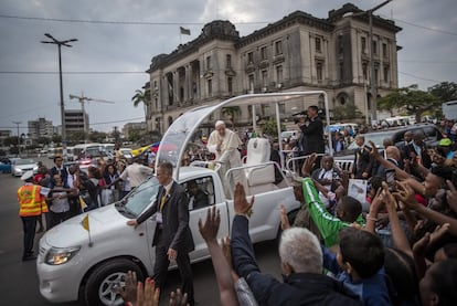 El Papa Francisco saluda tras una reunión en la Catedral de la Inmaculada Concepción en la capital, Maputo (Mozambique). 