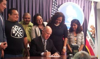 El gobernador de California, Jerry Brown, firma la ley que da derecho a días de enfermedad pagados a los trabajadores.