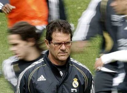 Capello, junto a sus jugadores, en un entrenamiento del equipo.