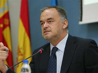 El consejero de Territorio y Vivienda Esteban González Pons, ayer, en conferencia de prensa.