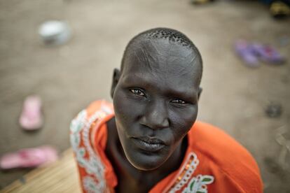 A principios de enero, Matha Nyandit llegó con sus seis hijos (entre 1 y 16 años) al campo de desplazados de Mingkaman en Sudán del Sur, huyendo de los sangrientos enfrentamientos en Bor, una de las ciudades que se disputan los defensores del Gobierno y los rebeldes desde diciembre pasado.