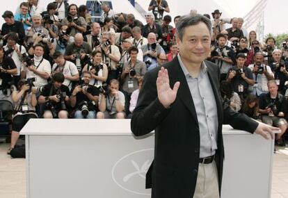 El director Ang Lee posa para los fotógrafos a su llegada el Festival de Cine de Cannes, en 2009.