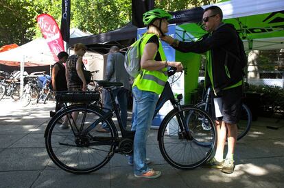 Presentación del evento E-Bike Days en el paseo del Prado de la capital.