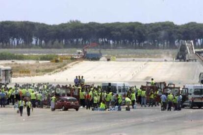 Un momento de la ocupacíón de una pista del aeropuerto de El Prat por los trabajadores de tierra de Iberia el pasado viernes.