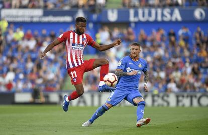 El centrocampista francés del Atlético de Madrid Thomas Lemar, lucha por el balón frente al defensa portugués del Getafe, Vitorino Antunes.