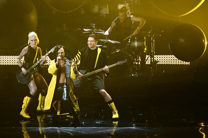 Los miembros de la banda The Rasmus, Aki Hakala, Eero Heinonen, Emppu Suhonen y Lauri Ylonen representando a Finlandia en la segunda semifinal del Festival de Eurovisión 2022. 