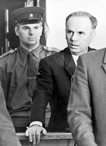 El espía soviético Oleg Penkovski  escucha su sentencia de muerte tras ser descubierto como agente doble.