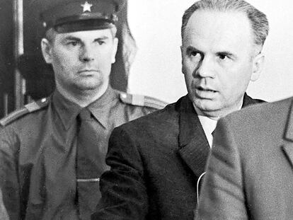 El espía soviético Oleg Penkovski escucha su sentencia de muerte tras ser descubierto como agente doble.