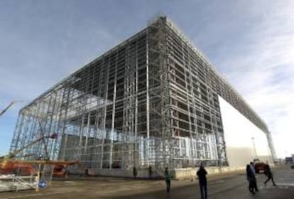 Vista de las obras de construcción del gran silo de ropa colgada, único en Europa y con tecnología puntera a nivel mundial, que la empresa Inditex está edificando en sus instalaciones de la Plataforma Logística de Zaragoza (Pla-Za), en Aragón.
