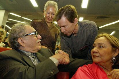 El embajador español en Cuba, Carlos Alonso Zaldívar, saluda a Gabriel García Márquez (a su lado, su esposa, Mercedes) durante la gala inaugural del 26º Festival de Cine de La Habana, celebrada el martes.