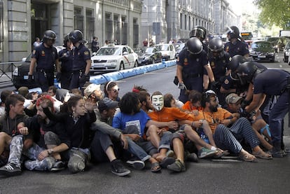 La policía ha tratado de desalojar esta mañana a los miembros del 15-M acampados en el paseo del Prado y un grupo de ellos ha hecho una sentada. La policía los ha dispersado llevándolos en volandas. No hay detenidos ni heridos.