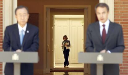 Roda de premsa a la porta del Palau de la Moncloa del president del Govern espanyol, José Luis Rodríguez Zapatero, el secretari general de l'ONU, Ban Ki-Moon, després de la reunió per analitzar la crisi líbia i les conseqüències de la resolució d'aquest organisme internacional que permet l'ús de la força contra el règim de Gadafi. Al fons, consultant el mòbil, la ministra de Defensa, Carme Chacón, el 18 de març del 2011.