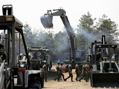 Miembros de las Fuerza Armadas durante obras en la base aérea militar de Santa Lucía, en Tecamac, México.