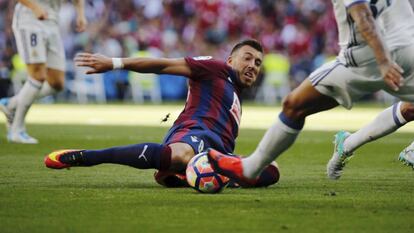 Sergi Enrich, del Eibar, se lanza al suelo ante Danilo.