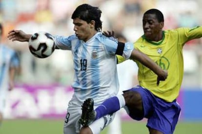 Agüero se adelanta al brasileño Arouca, el pasado junio, en las semifinales del Mundial sub 20.
