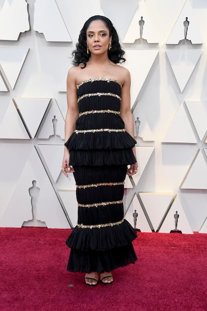 La actriz Tessa Thompson, encargada de entregar uno de los premios, con vestido de volantes negro con aplicaciones doradas de Chanel.