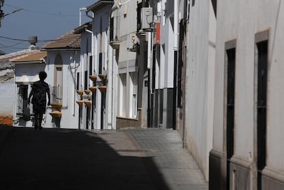 Una persona pasea por una calle sin árboles en La Rambla (Córdoba)
