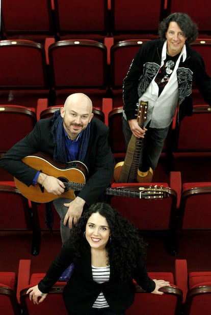 Nacho Mañó (izquierda), Lydia Rodríguez y Juan Luis Giménez, Presuntos Implicados posando en Madrid en 2011.