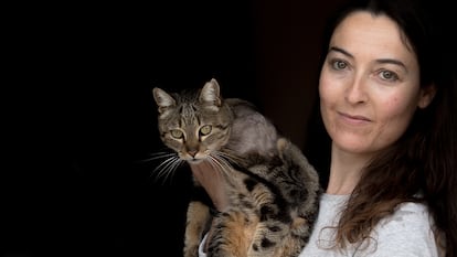 Olga Mormeneo posa con 'Baby' que apareció tiroteada en la puerta de su casa en Valdemorillo.