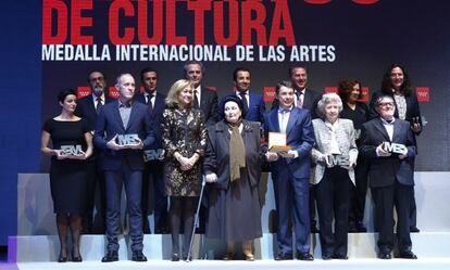 Foto de familia de los premiados con la Medalla Internacional de las Artes de la CAM