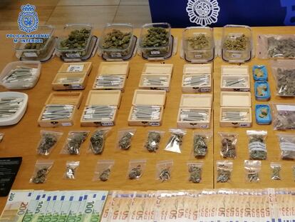 Efectos intervenidos por la Policía Nacional con una asociación cannábica usada como tapadera para la venta de marihuana y hachís desmantelada en Santiago.