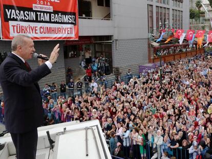 El presidente turco, Tayyip Erdogan, ante una multitud el sábado en Rize, Turquía.