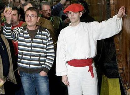 El cocinero Andoni Luis Aduriz (centro) brinda con sidra tras el tradicional <i>txotx</i>, la apertura de la primera barrica de la temporada, en Astigarraga.