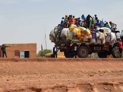 Un grupo de personas viaja en una furgoneta en Niamey (Níger).