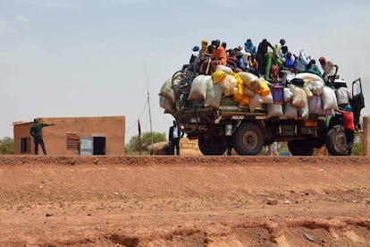 Un grupo de personas viaja en una furgoneta en Niamey (Níger).